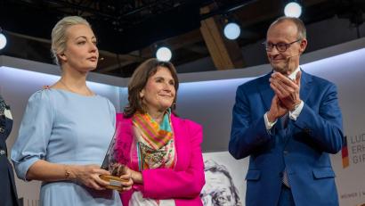 Bild: Peter Kneffel/dpa
Vor zwei Jahren erhielt Julia Nawalnaja in Bayern ebenfalls einen preis: Auf dem Ludwig-Erhard-Gipfel am Tegernsee wurde ihr von Friedrich Merz der Freiheitspreis der Medien überreicht. (Archivbild)