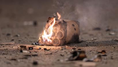Symbolbild: Silas Stein/dpa
In Kümmersbruck wurde ein Wohnhaus durch umgefallenes Feuerwerk beschädigt. Die Polizei sucht Zeugen.