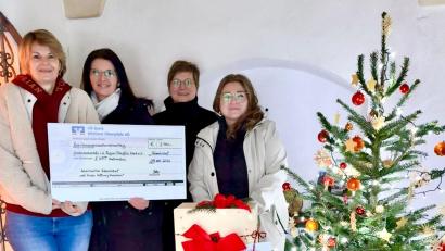 Bild: Anton Pösl
2.780 Euro sammelten die Organisatorinnen (von links) Doris Bauer, Kathrina Ott, Monika Pösl und Denise Landgraf-Schmal bei ihrer Aktion "Kinder spenden für Kinder".