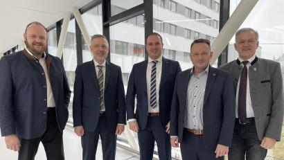 Bild: Friedrich Peterhans
Vorstand Michael Hoffmann und Nachfolger Ralph Junghans (Zweiter und Dritter von links) organisieren einen geordneten Übergang. Dabei unterstützten die Gesellschafter Landrat Andreas Meier (links), Landrat Roland Grillmeier und Oberbürgermeister Jens Meyer (von rechts).