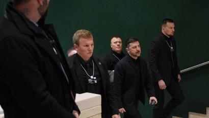 Bild: Evan Vucci/AP/dpa
Der ukrainische Präsident Selenskyj in Davos, wo er sagte, dass Vertreter der USA, der Ukraine und Russlands über Bedingungen für ein Ende des Ukraine-Krieges reden wollen.