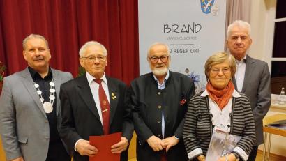 Bild: Christian Drehobel
Beim Neujahrsempfang in Brand zeichnete Bürgermeister Bernhard Schindler (von links) Hans Scherm, Klaus Hars, Waltraud Sticht und Alfons Brucker für ihr herausragendes ehrenamtliches Engagement aus.