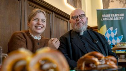 Bild: Peter Kneffel/dpa
Zum Auftakt der Winterklausur der Landtagsgrünen freute sich Fraktionschefin Katharina Schulze über den Besuch von Kardinal Marx.