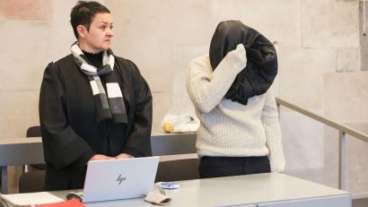 Bild: Daniel Löb/dpa
Später entschuldigt sich die Angeklagte bei der Mutter des 15-Jährigen. Diese nimmt die Entschuldigung aber nicht an.