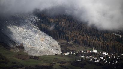 Bild: Gian Ehrenzeller/KEYSTONE/dpa
Gefahr gebannt: die Einwohner von Brienz dürfen zurück. (Archivbild)