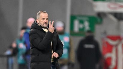 Bild: Harry Langer/dpa
Manuel Baum tüftelt an der Augsburger Ausrichtung gegen den FC Bayern.