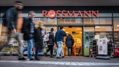 Bild: Frank Rumpenhorst/dpa
Rossmann gehört nach eigenen Angaben zu den größten Drogeriemarktketten in Europa – und sagt nun den klassischen Apotheken den Kampf an. (Archivbild)