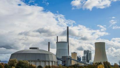 Bild: Andreas Arnold/dpa
Das Kraftwerk Staudinger wird Standort neuer Energie-Infrastruktur. (Archivbild)