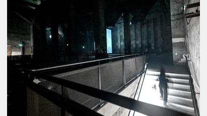 Bild: Britta Pedersen/dpa
Der französische Künstler Pierre Huyghe zeigt seine neue Installation „Liminals“ in der Halle am Berghain.