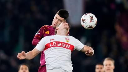 Bild: Gregorio Borgia/AP/dpa
Vergeblich gestreckt: Stuttgarts Ramon Hendriks (vorn).