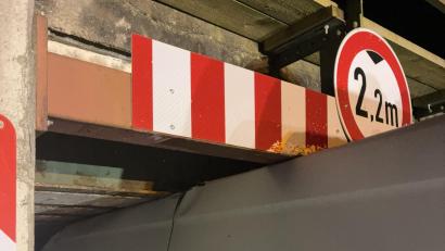 Bild: Polizei Schwandorf
Am Mittwochabend ist ein Kleintransporter in einer Bahnunterführung in Schwandorf stecken geblieben.