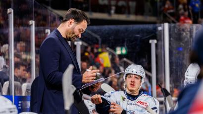 Bild: Werner Moller
Sebastian Buchwieser, der Cheftrainer der Blue Devils Weiden, setzt auf Ruhe und Fokus, um den derzeitigen Negativlauf seines Teams zu durchbrechen.