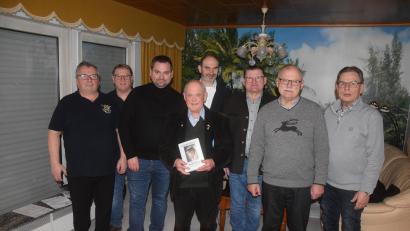 Bild: fz
An seinem 85. Geburtstag gibt Siegbert Köhler (vorne, Mitte) den Gratulanten mit Bürgermeister Sebastian Hartl (dritter von links) Einblick in sein bewegtes Leben.