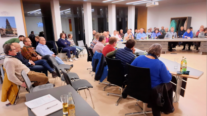 Bild: sche
Selten, dass der Sitzungssaal bei einer Gemeinderatssitzung so besetzt ist: Der Tagesordnungspunkt über Windkraftanlagen in Freudenberg rief großes Interesse hervor.