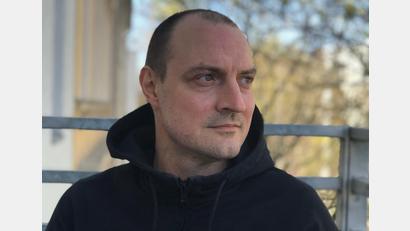 Bild: Rosa Lemke/exb
Schriftsteller Christoph Nußbaumeder kommt mit seinem zweiten Roman "Das Herz von allem" in die Buchhandlung Volkert in Sulzbach-Rosenberg.