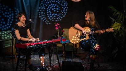 Bild: Anne Marenda
Das Duo "Fischer & Rabe" eröffnet am Samstag das Frühjahrsprogramm im Schmidt-Haus.