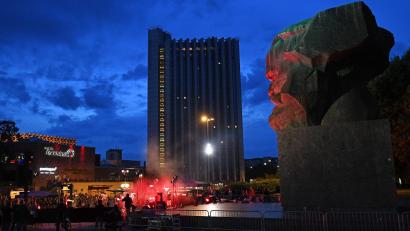Bild: Hendrik Schmidt/dpa-Zentralbild/dpa
Blick auf das Congress Hotel unweit des Karl-Marx-Monuments in Chemnitz (Archivbild)