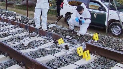 Bild: Uncredited/Guardia Civil via AP/dpa
Ein vorläufiger Untersuchungsbruch sieht den Bruch einer Schiene als wahrscheinliche Ursache der Katastrophe.