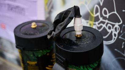 Bild: Annette Riedl/dpa
Der Konsum von Lachgas ist gerade für Minderjährige mit hohen Gesundheitsrisiken verbunden. (Symbolfoto)