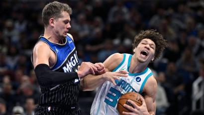 Bild: Phelan M. Ebenhack/AP/dpa
Moritz Wagner (links) und die Orlando Magic verloren gegen die Hornets.
