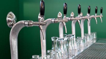 Bild: Carsten Rehder/dpa
Eine fränkische Brauerei stellt Antrag auf Insolvenz in Eigenverwaltung. (Symbolbild)