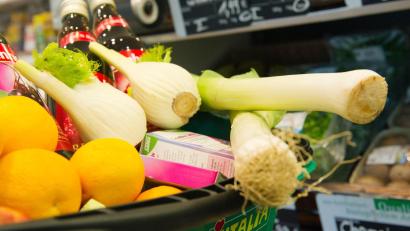 Bild: Inga Kjer/dpa
Biolebensmittel sollten nach dem Willen der Grünen von der Mehrwertsteuer befreit werden. Das würde dafür sorgen, dass sich mehr Menschen das gesunde Essen leisten könnten. Auch die Landwirte in Bayern würden davon profitieren. (Illustration)