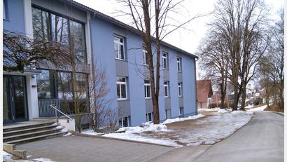 Bild: VG Oberviechtach
Für die Befestigung und ökologische Aufwertung der Parkfläche vor dem Haus der Vereine wurde von der Gemeinde Gleiritsch ein Antrag für das Regionalbudget der ILE Bayern-Böhmen gestellt