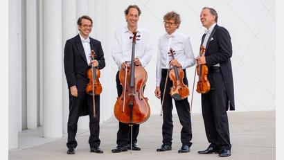 Bild: Markus Weidmann/exb
Das Varian-Fry-Quartett mit den vier Berliner Philharmonikern Christoph von der Nahmer, Knut Weber, Martin von der Nahmer und Philipp Bohnen (von links) bringt kammermusikalische Preziosen auf die Bühne des Stadttheaters Amberg.
