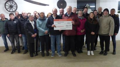 Bild: Sieglinde Schärtl
Seniorchef Bernhard Kammerer (links mit Scheck) übergibt im Beisein seiner Familie und allen Helfern den Scheck an Herbert Putzer, den Vorsitzenden der Kinderkrebshilfe.