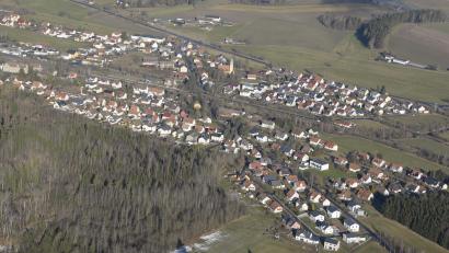 Archivbild: mür
In der Gemeinde Pechbrunn - hier ein Luftbild der Ortschaft Pechbrunn - sind zur Kommunalwahl wieder drei Listen gemeldet.