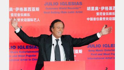 Bild: How Hwee Young/EPA/dpa
Julio Iglesias lebt seit Langem zurückgezogen in der Karibik. (Archivbild)