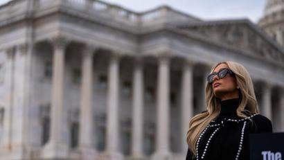 Bild: Allison Robbert/AP/dpa
US-Realitystar Paris Hilton will die Rechte von Opfern von KI-generierten pornografischen Inhalten stärken.