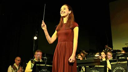 Bild: Michael Meier
Nicht nur den Musikerinnen und Musikern, sondern auch dem Publikum zugewandt: Zum Beispiel beim Radetzky-Marsch zum Abschluss eines jeden Neujahrskonzerts gibt Nadja Rippert den Takt und die Dynamik zum Mitklatschen vor.