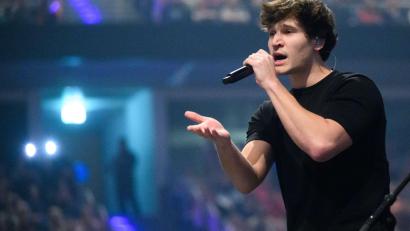 Bild: Julian Stratenschulte/dpa
Wincent Weiss ist glücklich - und singt darüber. (Archivbild)