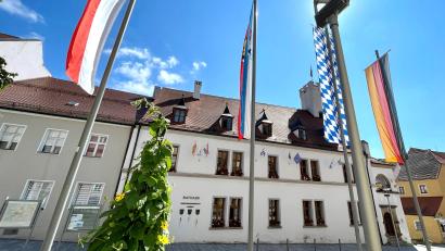 Archivbild: Götz
Im Nabburger Stadtrat, der gewöhnlich im Rathaus (Bild) tagt, sind bei der Kommunalwahl im März 20 Sitze zu vergeben. Kandidaten auf fünf Listen bewerben sich.