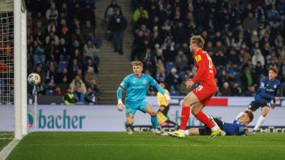 Bild: Friso Gentsch/dpa
Bielefelds Leon Schneider grätscht den Ball zum 0:1 ins eigene Tor.