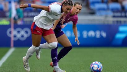 Bild: Silvia Izquierdo/AP/dpa
Trinity Rodman (vorn) bleibt in den USA. (Archivbild)