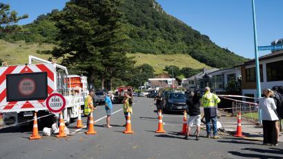 Bild: Owen Thompson/Photosport NZ/AAP/dpa
Mindestens sechs Menschen werden nach einem Erdrutsch vermisst.