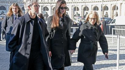 Bild: Maurizio D'avanzo/IPA via ZUMA Press/dpa
Prominente wie Anne Hathaway trauern um Valentino.