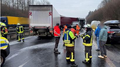 Bild: Christian Müller/dpa
Glätte hat auf der A44 eine Unfallserie ausgelöst.