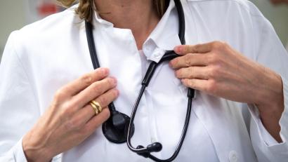 Bild: Monika Skolimowska/dpa-Zentralbild/dpa
In Bayern gibt es erstmals mehr Ärztinnen als Ärzte. (Symbolbild)