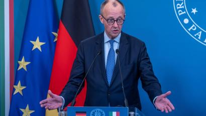 Bild: Michael Kappeler/dpa
Die Antwort des Kanzlers auf Trumps Friedensrat lautet: Nein, aber ... .