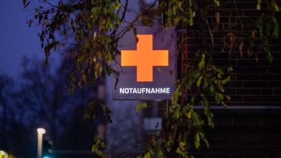 Symbolbild: Julian Stratenschulte/dpa
Ein schwer verletzter Fußgänger aus Mitterteich verstarb am Mittwochabend im Krankenhaus. Die Polizei geht nun von einem Verkehrsunfall und Fahrerflucht aus.