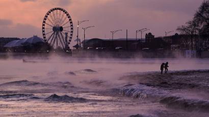 Bild: Kiichiro Sato/AP/dpa
Menschen spazieren in Chicago über einen mit Eis bedeckten Strand am Ufer des Michigansees.