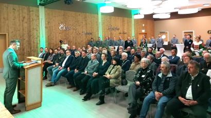 Bild: lg
Zahlreiche Gäste aus Politik, Wirtschaft und Gesellschaft verfolgten die Ausführungen von Bürgermeister Rudolf Teplitzky beim Oberviechtacher Neujahrsempfang im Emil-Kemmer-Haus.