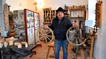 Bild: ubb
Der pensionierte Schreinermeister Horst Schafferhans zeigt rechts einen historischen Holzreifen und links einen Reifen, den er jüngst selbst gefertigt hat. Er sucht aktuell Unterstützung in der Alten Wagnerei. Diese müsse aber keine Reifen herstellen, betont er, sondern die Besucher durch die Werkstatt führen und historisches Wissen über die Wagnerei weitervermitteln.