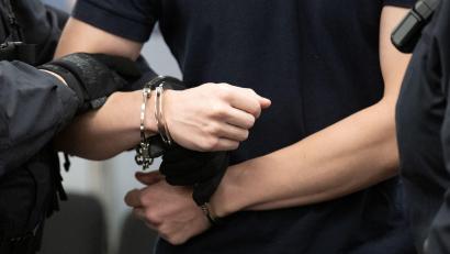 Bild: Sebastian Kahnert/dpa
Am Oberlandesgericht Dresden müssen sich acht junge Männer aus der rechten Szene wegen Beteiligung an einer terroristischen Organisation verantworten.