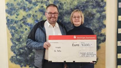Bild: Jutta Barabas
Die Gebäudereinigungsfirmen Seiffert und Alfri haben auch in diesem Jahr das Hospiz Sankt Felix mit einer Spende unterstützt. Überreicht hat sie Harald Seiffert an Leiterin Susanne Wagner.