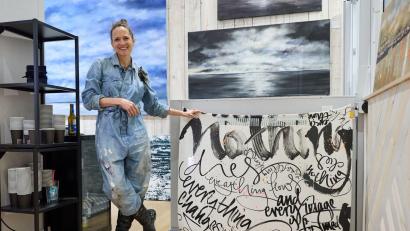 Bild: Georg Wendt/dpa
Die Hamburger Künstlerin Jeannine Platz liebt Malen und Schreiben. Beides zeichnet ihre Werke aus.