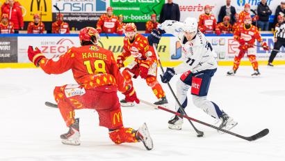 Bild: Werner Moller
Cedric Schiemenz (weißes Trikot) beim Abschluss, doch dieser Versuch verfehlte das Tor des ESV Kaufbeuren.